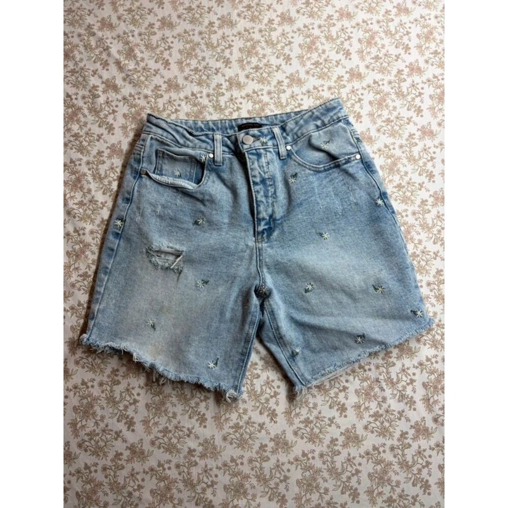 Material Girl Denim Vintage Inspired Light Wash Shorts Flower Embroidery Size 9
